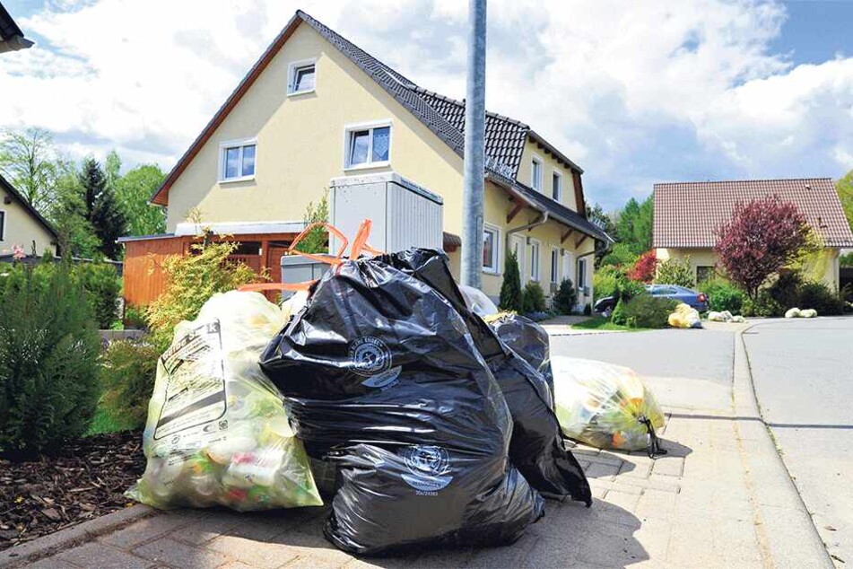 Im Wohngebiet Klaffenbach stapeln sich die Gelben Säcke. Durch den jüngsten Stadtratsbeschluss wird sich daran so schnell nichts ändern.