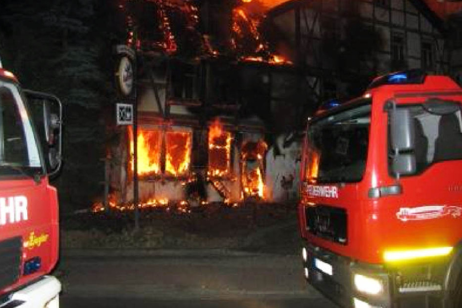 Als die Feuerwehr eintraf, brannte das Gebäude bereits in voller Ausdehnung.