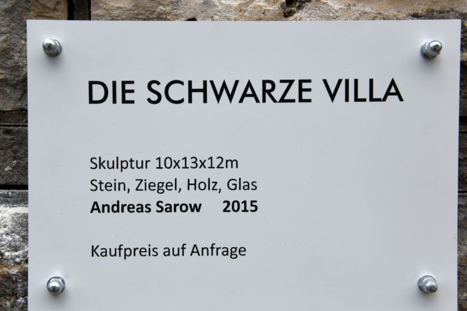 Der Architekt und Galerist Andreas Sarow ließ die Villa in einer geheimen Aktion komplett schwarz anstreichen und bot sie zum Verkauf an.