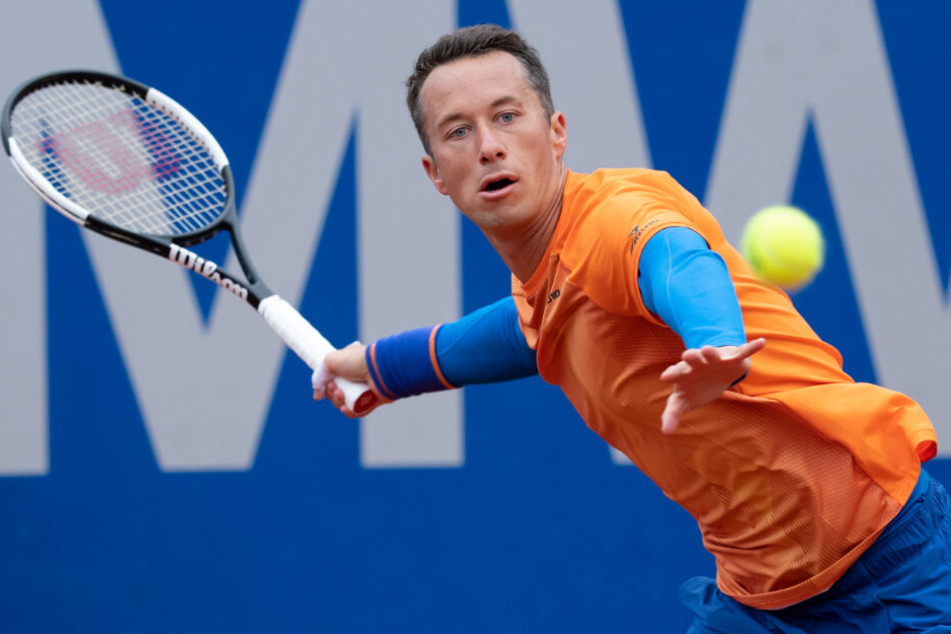 Philipp Kohlschreiber nimmt den Ball ins Visier und holt zum Schlag aus.