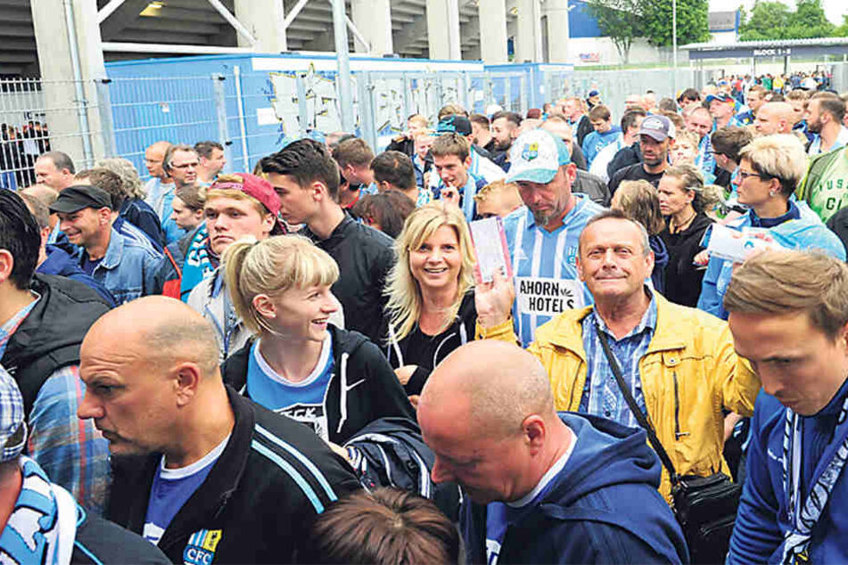 Rund 15000 himmelblaue Fans besuchten die Stadioneröffnung gegen Erstligist Borussia
Mönchengladbach.
