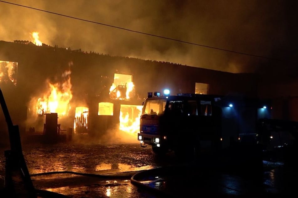 Das Feuer war in der Scheune eines Vierseitenhofes ausgebrochen.