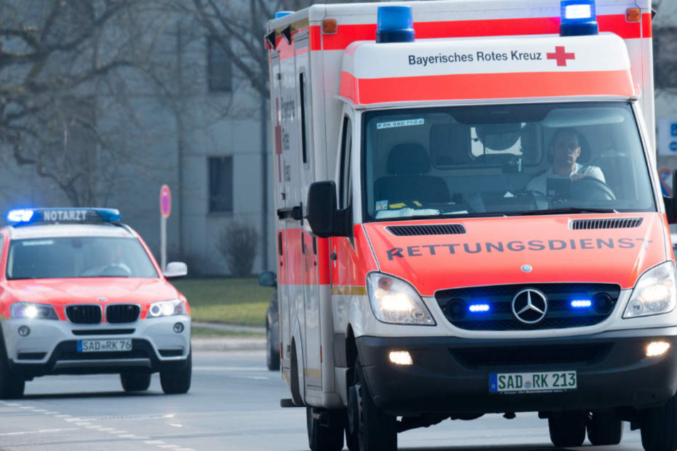 Mitarbeiter des Bayerischen Roten Kreuzes brachten den Jungen in die Klinik. (Symbolbild)