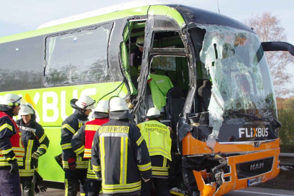 Die Beifahrerseite des Busses ist stark beschädigt.