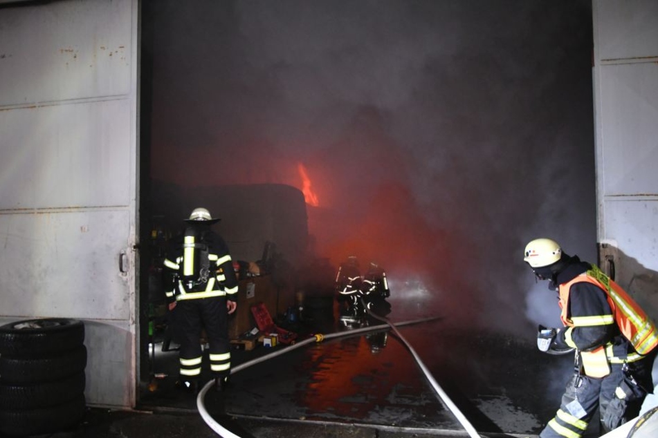Die Feuerwehr bahnt sich ihren Weg in Richtung der Flammen.
