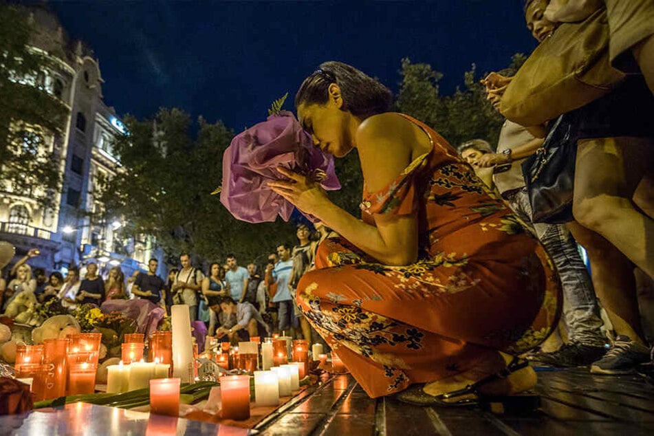 Menschen gedenken am 18.08.2017 in Barcelona den Opfern des Terroranschlags vom 17.08.2017. Bei dem islamistischen Anschlag auf der Promenade wurden mehrere Menschen getötet und viele verletzt.