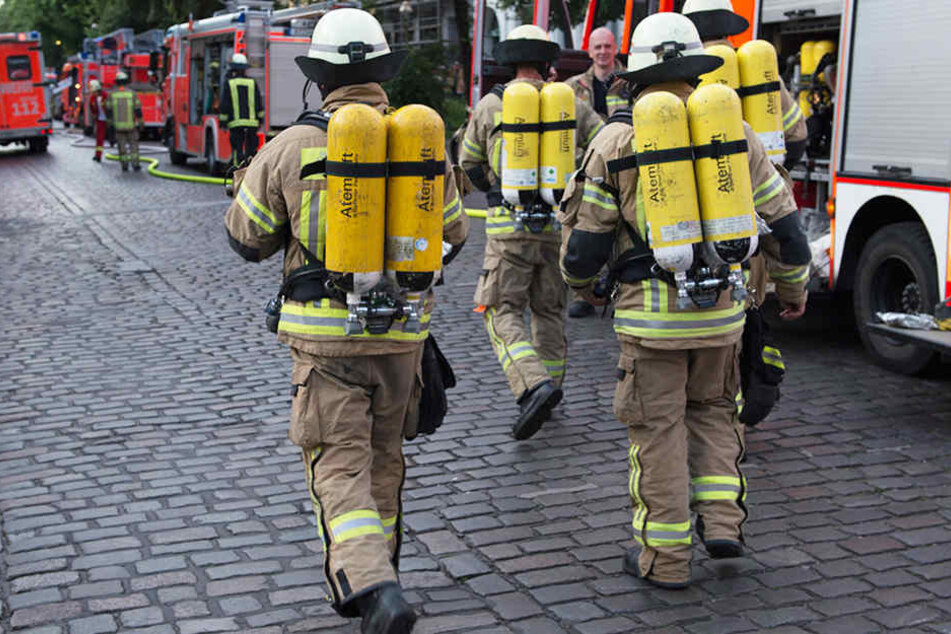 Die Feuerwehr musste die völlig hilflosen Menschen aus dem verrauchten Gebäude retten.
