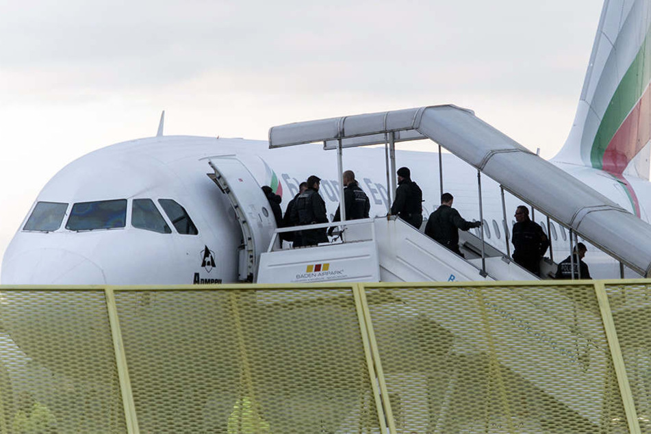 Abgelehnte Asylbewerber aus Afghanistan steigen in ein Flugzeug nach Kabul.