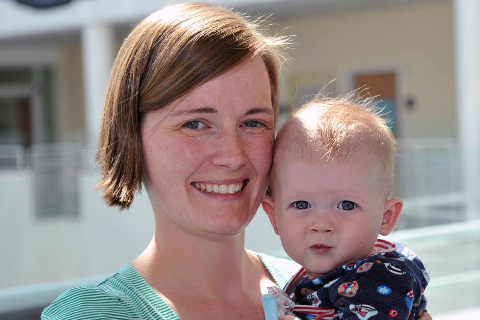 Fanny B. hält ihr Baby auf dem Arm - er schien dem Tod geweiht, doch ein Kinderkardiologe in München rettete Faustus das Leben.