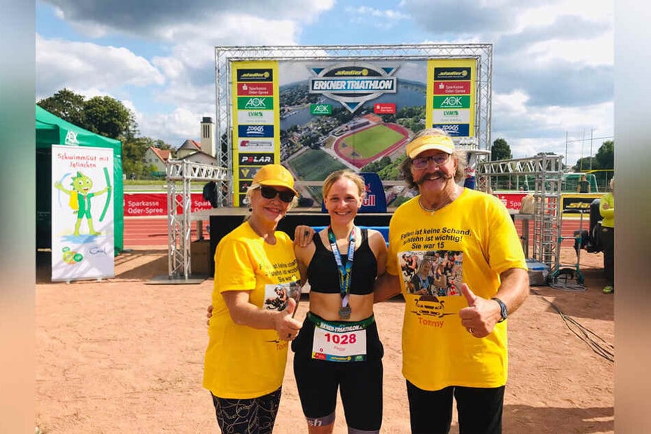 Dorit Gäbler (76) und Karl-Heinz Bellmann (72) feuerten in knallgelben Fan-Trikots ihre Tochter Peggy (33, Mitte) beim Erkner-Triathlon an.