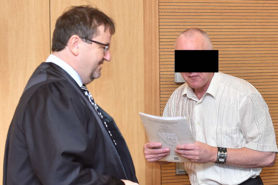 Detlev G. (58) und sein Anwalt Endrik Wilhelm (53) lauschen seit Tagen den
Gutachtern im Prozess.
