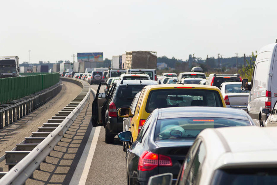 Stau auf der Autobahn: So funktioniert das Reißverschlussverfahren.