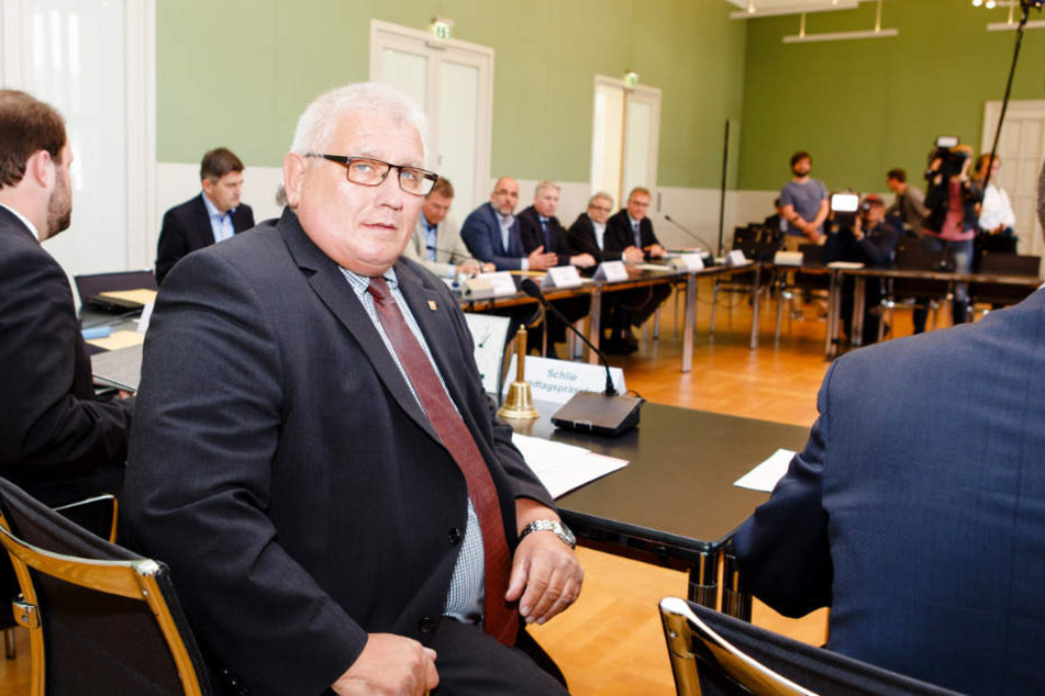 Die erste Sitzung des Rocker-Untersuchungsausschusses wurde vom Präsidenten des Landtags, Klaus Schlie (CDU), geleitet.