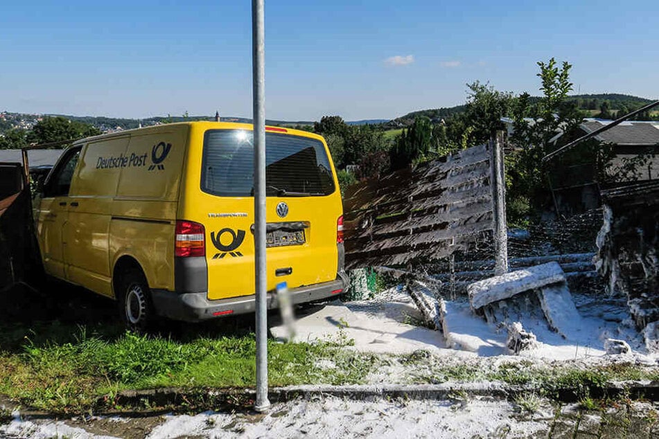 Das Postauto krachte gegen einen Stromkasten und dann in einen Zaun.