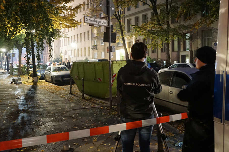Für die Spurensicherung wurde die Genthiner Straße ab Schöneberger Ufer gesperrt. Kriminaltechniker untersuchen den mutmaßlichen Tatort.