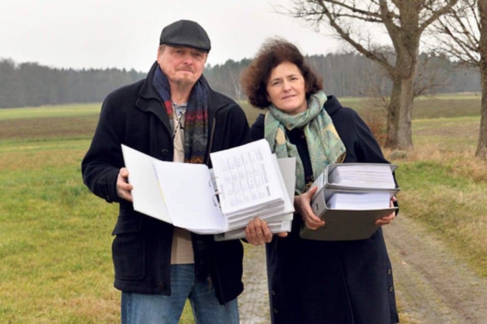 Zahnarzt Georg Lebsa (60) und Ehefrau Gabriela (56) haben 18.591 Unterschriften gesammelt, damit künftig auf Wölfe geschossen werden darf