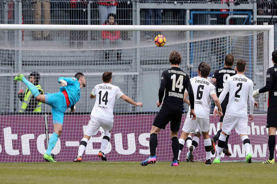 Tor zum 2:0 durch David Blacha. Zwickaus Torhüter Johannes Brinkies ist machtlos.