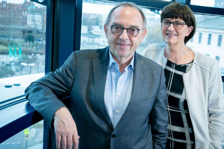 Die Bundesvorsitzenden der SPD Norbert Walter-Borjans und Saskia Esken stehen in ihrem Büro im Willy-Brandt-Haus.