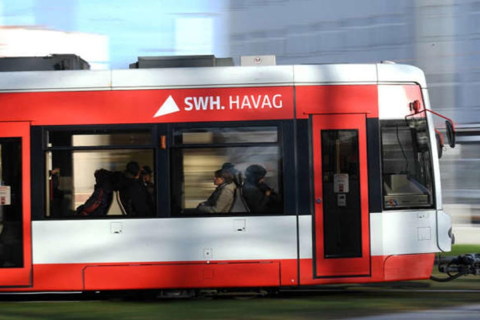 In einer Straßenbahn in Halle (Saale) wurde eine Frau von dem 35-Jährigen bedroht. (Archivbild)