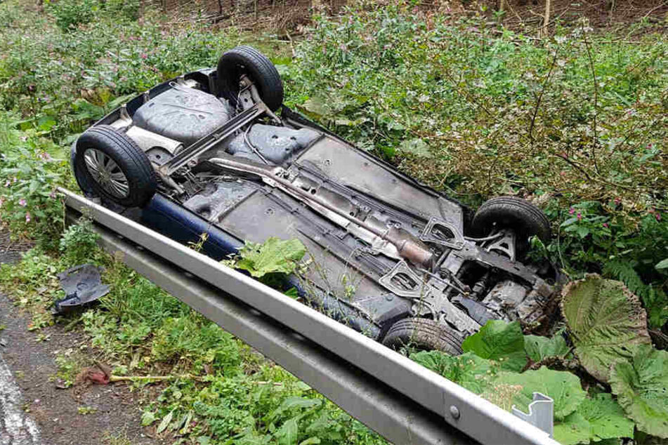 Das Auto landete auf dem Dach.