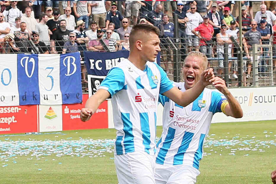 Unter anderem den Chemnitzern Daniel Frahn und Dennis Grote (rechts) droht eine Spielsperre, wenn sie den gelben Karton erhalten.