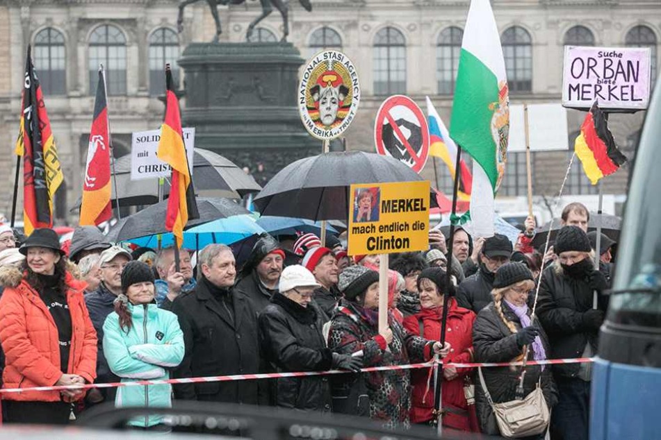 Auf dem Theaterplatz demonstrierten und sangen PEGIDA-Anhänger ihrer Lieder.