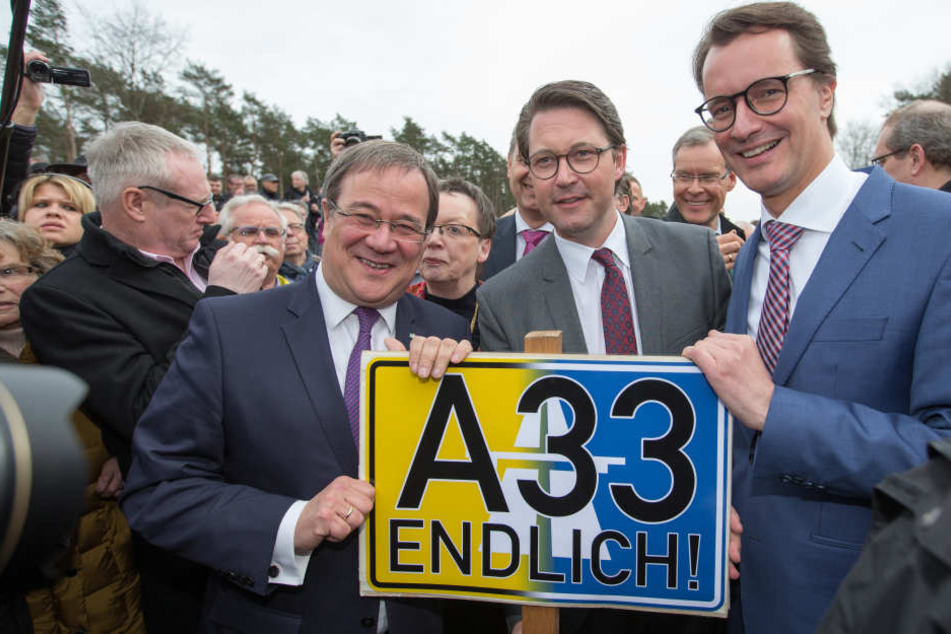 NRW-Ministerpräsident Armin Laschet (CDU), Bundesverkehrsminister Andreas Scheuer (CSU) und NRW-Verkehrsminister Hendrik Wüst (CDU) eröffnen offiziell das Autobahn-Teilstück der A33 zwischen Bielefeld und Steinhagen.
