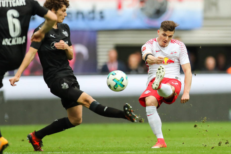 Marcel Sabitzer (r., gegen Benjamin Pavard) setzt zum Schlenzer an: Im Hinspiel gelang ihm mit dem 1:0 der einzige Treffer zwischen RB Leipzig und dem VfB Stuttgart.