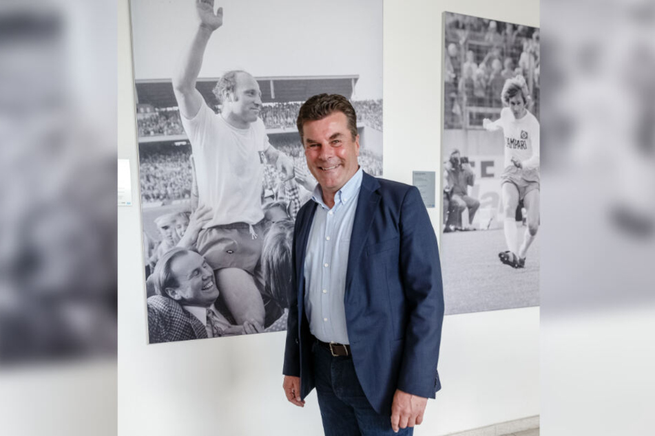 Dieter Hecking, neuer Trainer des Fussball-Bundesliga Zweitligisten HSV, steht nach seiner Vorstellung vor einem Foto des Ex-HSV Spielers Uwe Seeler.