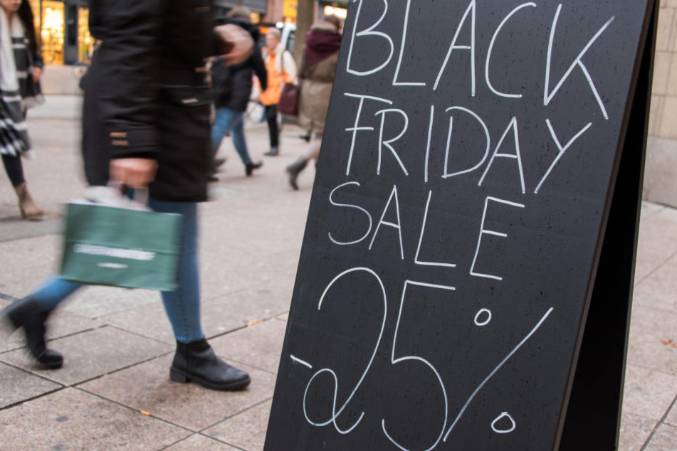 Der Handel wirbt am sogenannten "Black Friday" mit Rabatten.