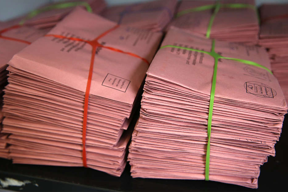 Die Mitarbeiter fuhren raus, um jeweils einen Wahlschein und einen Stimmzettel einzusammeln. (Symbolbild)