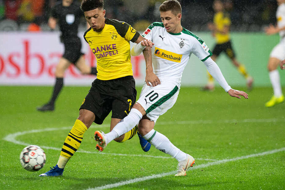 Zum heißen Borussen-Duell kommt es am Mittwoch, den 30. Oktober. Die ARD zeigt das Spiel live. Thorgan Hazard wird diesmal gemeinsam mit Jadon Sancho für die Dortmunder Borussia auflaufen.