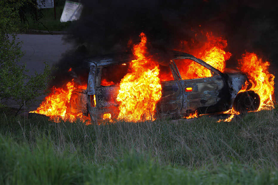 Die Anwohner der Straße in Wüsten haben den 25-Jährigen aus seinem Auto gerettet. (Symbolbild)