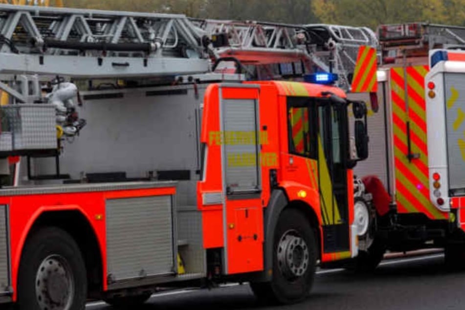 Die Feuerwehr musste den Fahrer aus dem Wagen schneiden. (Symbolbild)