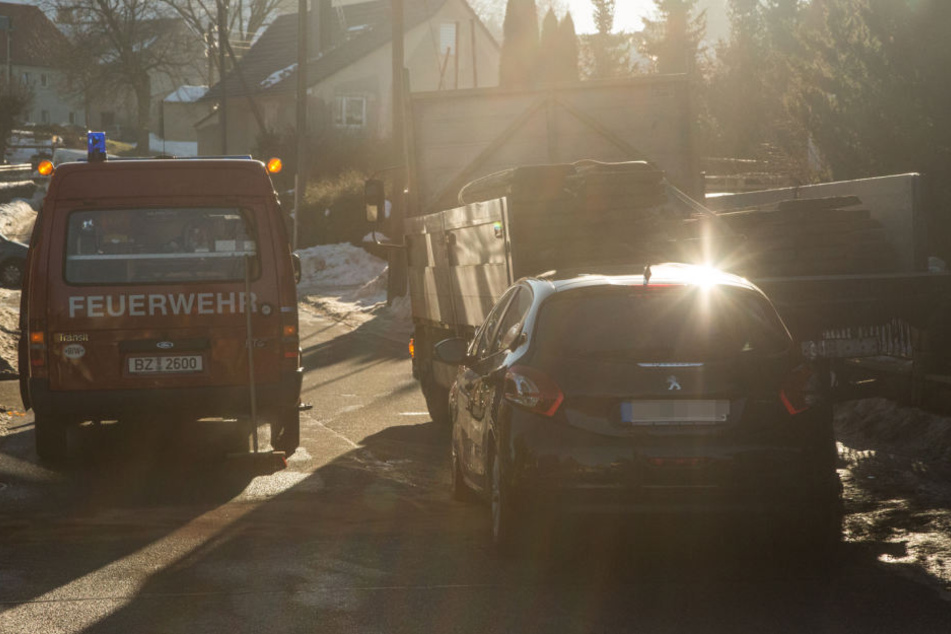 Ungebremst krachte am Mittwochmorgen ein Peugeotfahrer in Bischofswerda gegen einen Lkw. Der Fahrer wurde schwer verletzt.