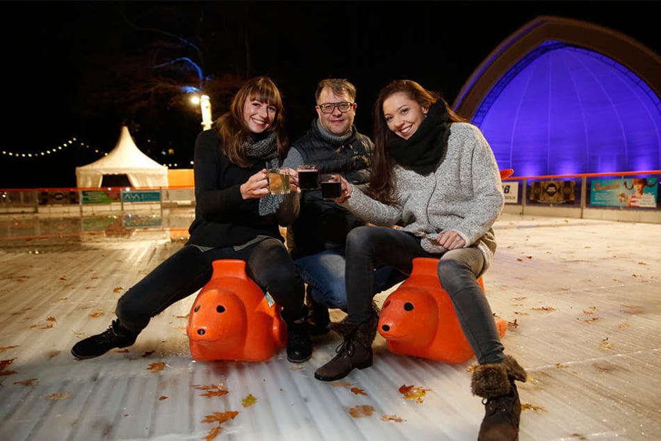 Tapfer: Eisbahn-Chef Stefan Hermann (46)
stieß am Donnerstag mit Annegret Föllner (31, r.) und Suela Thom (28, l.) auf die
offizielle Eröffnung an.