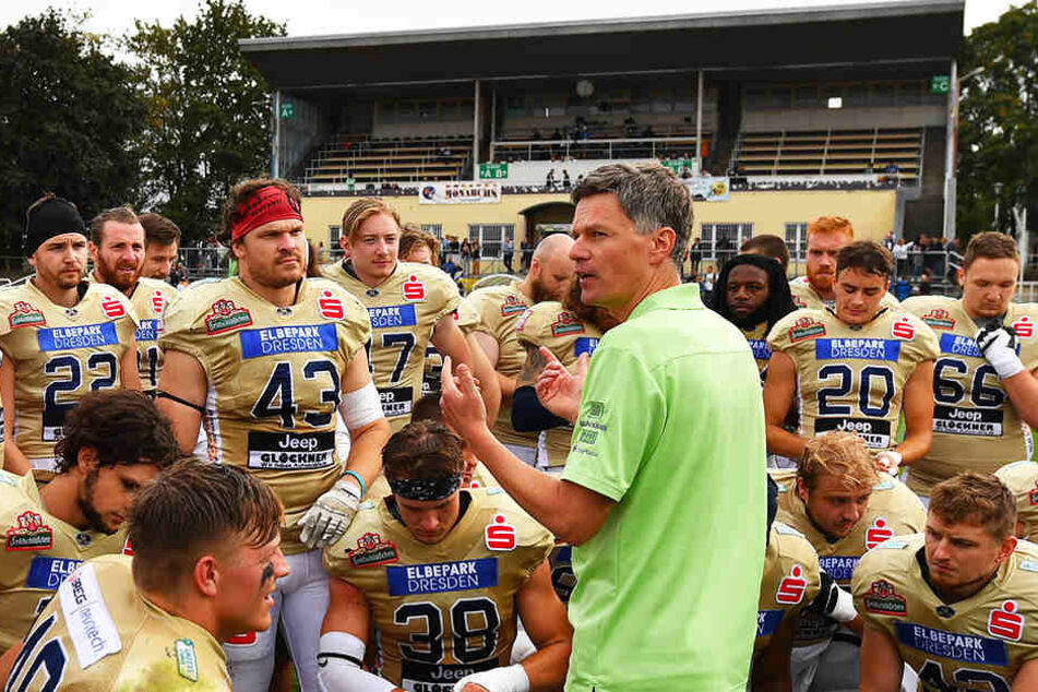 Coach Ulrich Däuber (M.) warnt seine Monarchs von der Offensiv-Power der Allgäu Comets.