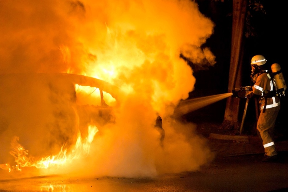 Das Auto wurde durch das Feuer stark beschädigt (Archivbild).