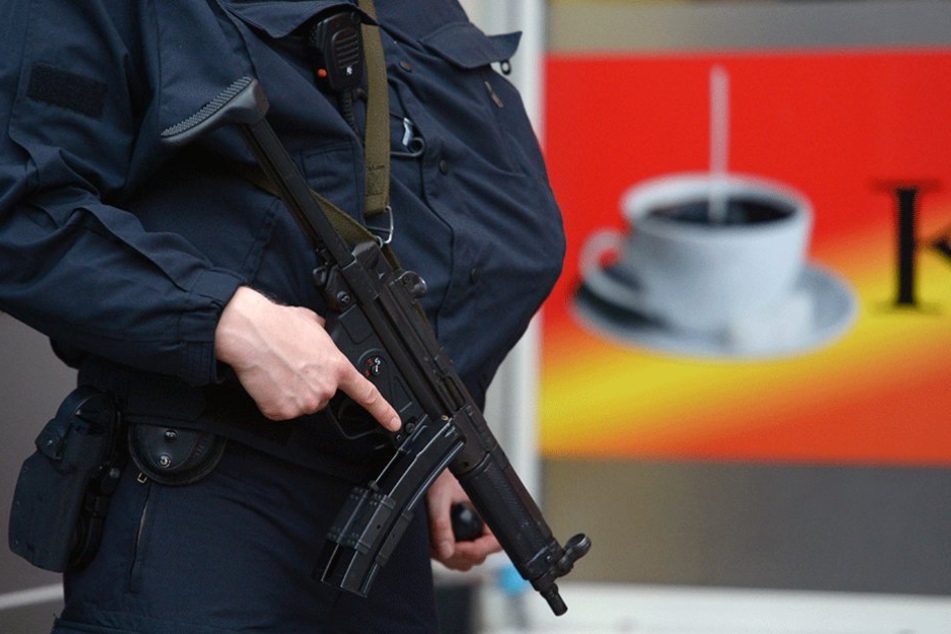 Die Polizei stürmte die Wohnung eines Belgiers, er war aber nicht der gesuchte Tatverdächtige.