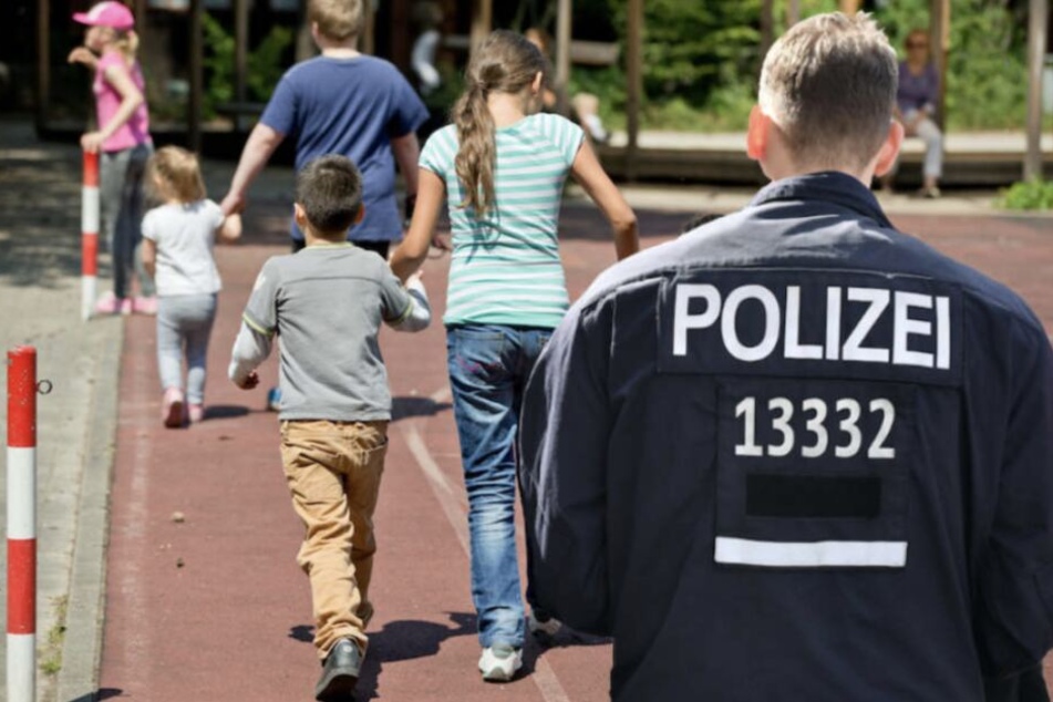 Die Polizei wird ihre Präsenz vor der Grundschule verstärken, versprach ein Sprecher. (Symbolbild)