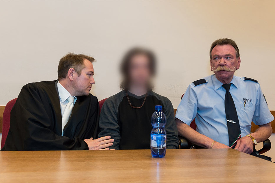 Wegen Totschlags muss sich der 22-Jährige vor Gericht verantworten.