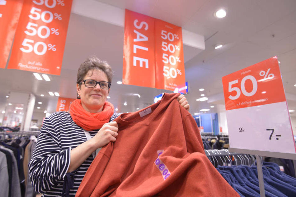 In der Galerie Roter Turm lockt C&A-Verkäuferin Anja Günther (47) mit Pullis für sieben statt neun Euro.