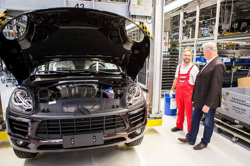 Siegfried Bülow im Gespräch mit einem Porsche-Mitarbeiter in der Endmontage.