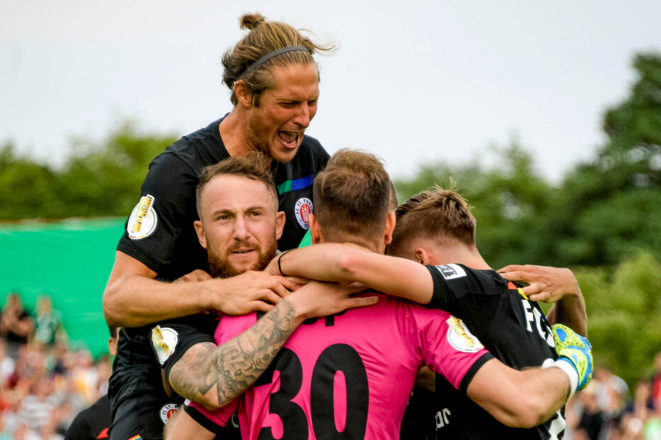 Nach dem letzten parierten Elfmeter stürmten die Spieler auf Robin Himmelmann zu.