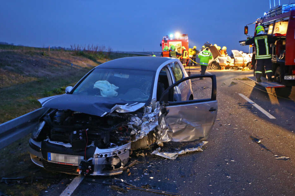 Der VW Golf wurde bei dem Unfall gegen die Leitplanke geschleudert.