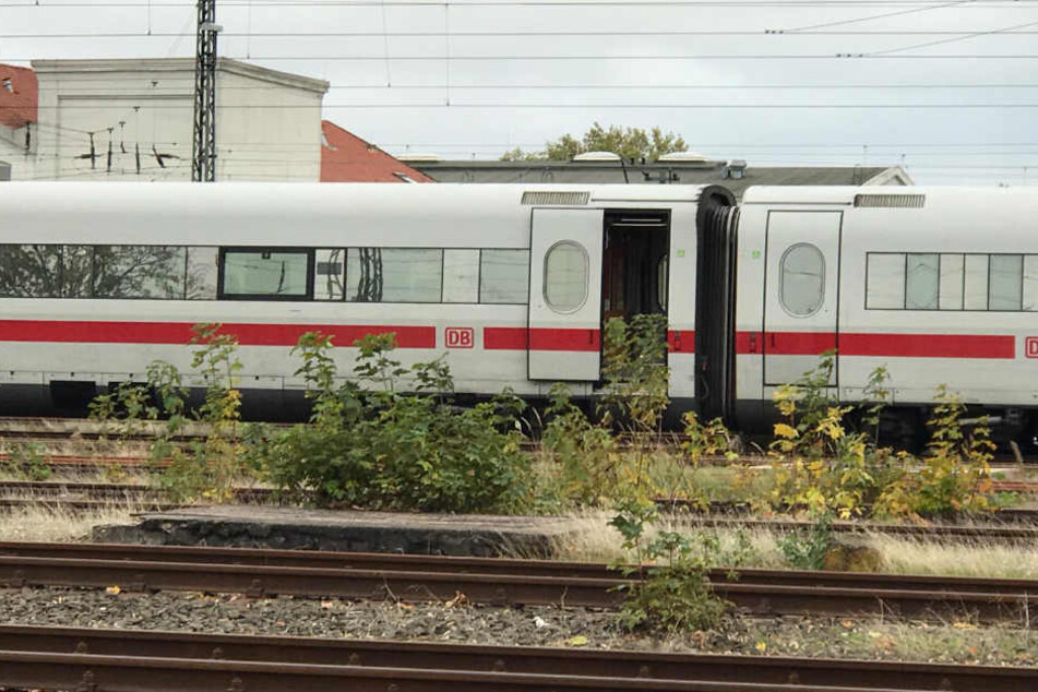 Der voll besetzte ICE wurde am Bahnhof evakuiert.