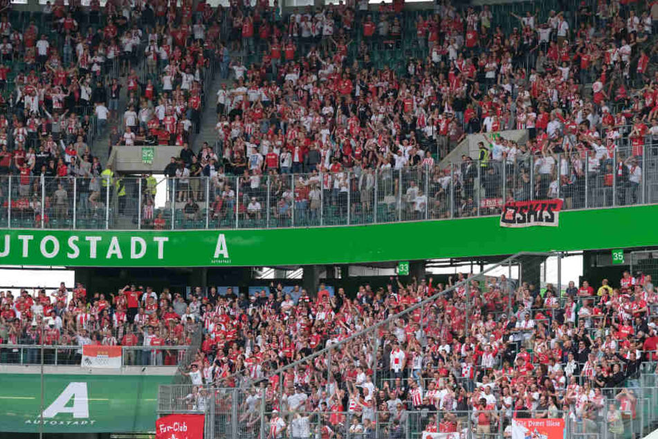 Nicht alle waren friedlich: Während der Bundesligapartie zwischen Wolfsburg und Köln gab es einen Polizeieinsatz im Gästeblock.