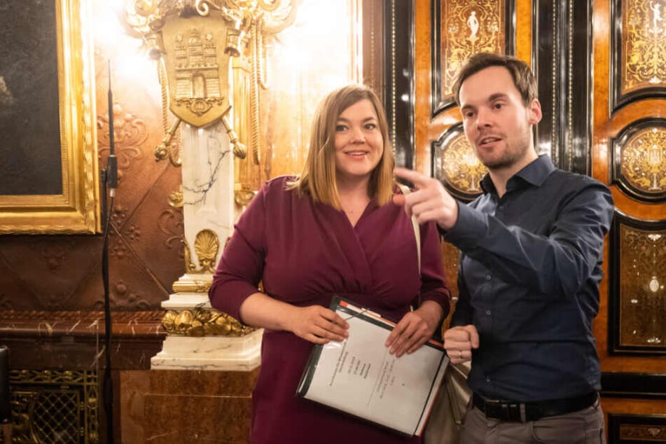 Grünen-Politikerin Katharina Fegebank und Daniel Oetzel (FDP) sprechen vor der Bürgerschaft.