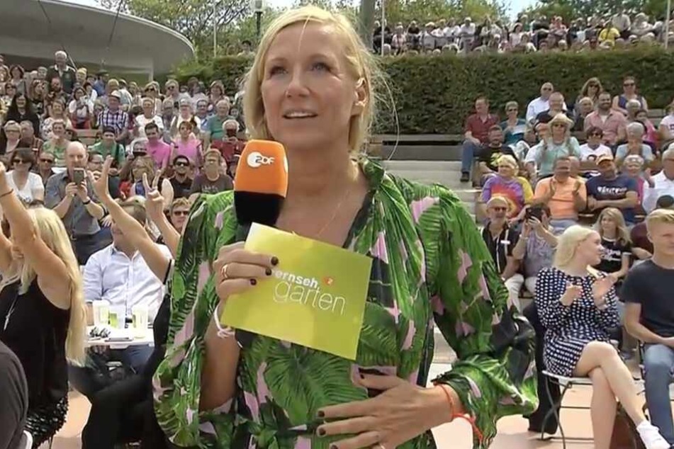 Fernsehgarten-Moderatorin Andrea Kiewel wirkte nach Mockridges kuriosem Auftritt sichtlich verdutzt.