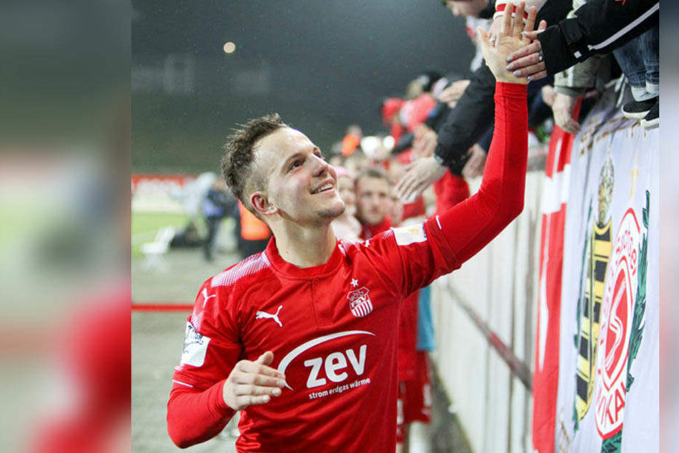 Erstes Spiel, erster Sieg: Fabian Schnabel konnte gleich mit den Fans abklatschen.